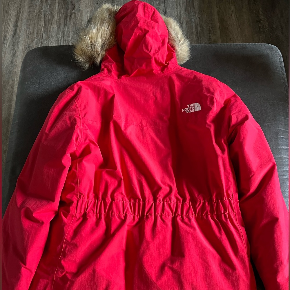 New without tags Women red North Face Parka,